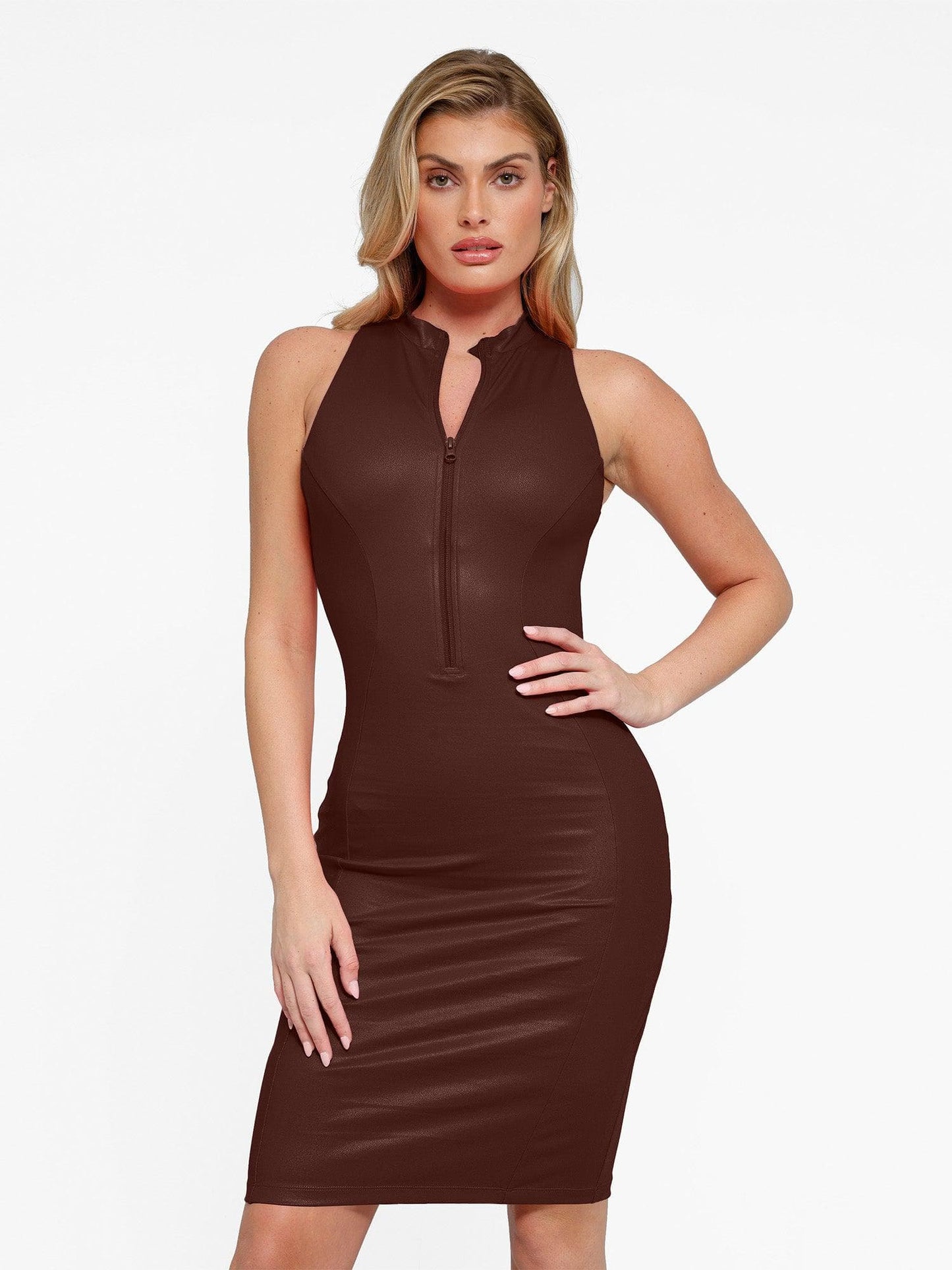 Nora | Shapewear Skulpterende Midikjole i Imitert Skinn med Glidelås foran